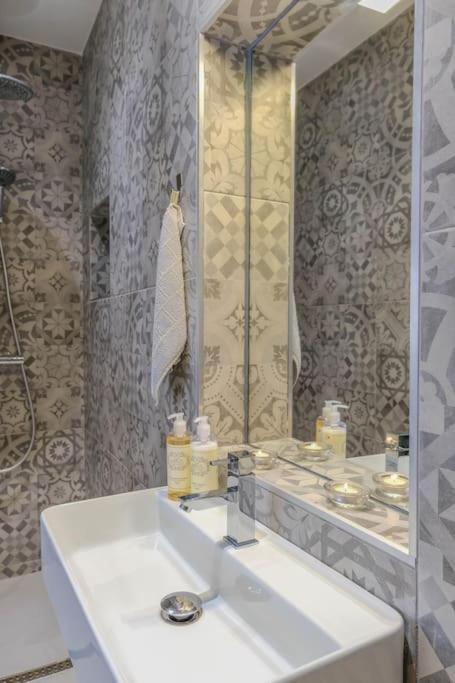 Summer Breeze Apartment, In The Historic Centre Of لاغوس المظهر الخارجي الصورة
